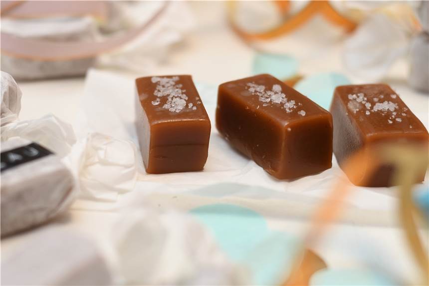 Kamelle selbst machen: Rezept für Karamell-Bonbons als Video Wie Sie diese weichen, leckeren Karamell-Bonbons selbst machen, zeigen wir im Video.