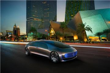 Wie sieht die künftige Mobilität mit dem Auto aus? Hersteller wie Mercedes antworten mit Studien wie dem autonom fahrenden F 015 Luxury. Über LED-Flächen etwa im Kühler kann das Auto mit der Außenwelt kommunizieren. Foto: Daimler AG