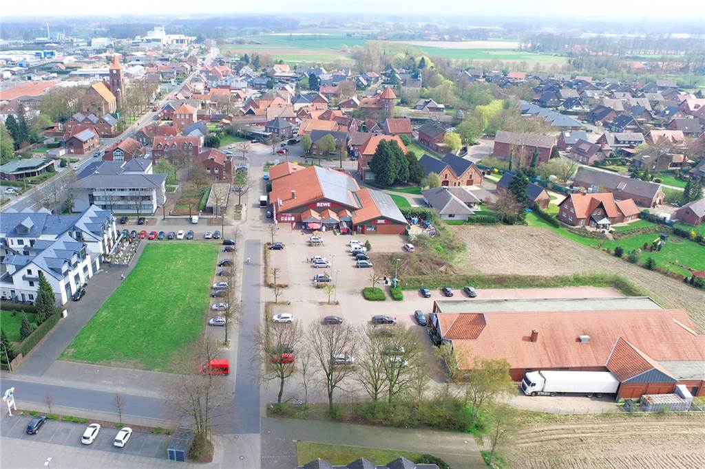 Weg für Drogerie in Oeding ist (fast) frei Wie soll der Ortskern von Oeding einmal aussehen? Diese Frage steht über allen Planungen, die aktuell beraten werden. Der geplante Drogeriemarkt zwischen Rewe- und Aldi-Filiale (unten rechts) ist dabei nur ein Puzzlestück. Foto: Bernd Schlusemann