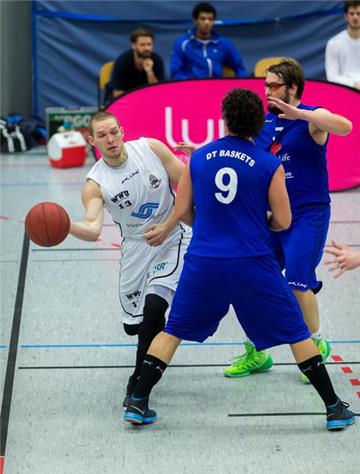 Wie Stefan Berkow (l.) hier Nikola Jovanovic ließ der UBC den Ronsdorfern keine Chance.