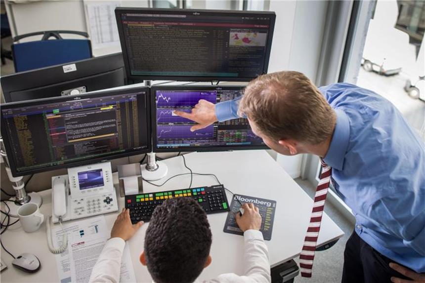 Wie werde ich Investmentfondskaufmann/frau? Wie steht es um das Geld der Kunden? Mohamed Elamrani (l), hier mit seinem Ausbilder Matthias Winge, analysiert täglich verschiedene in- und ausländische Märkte. Foto: Frank Rumpenhorst
