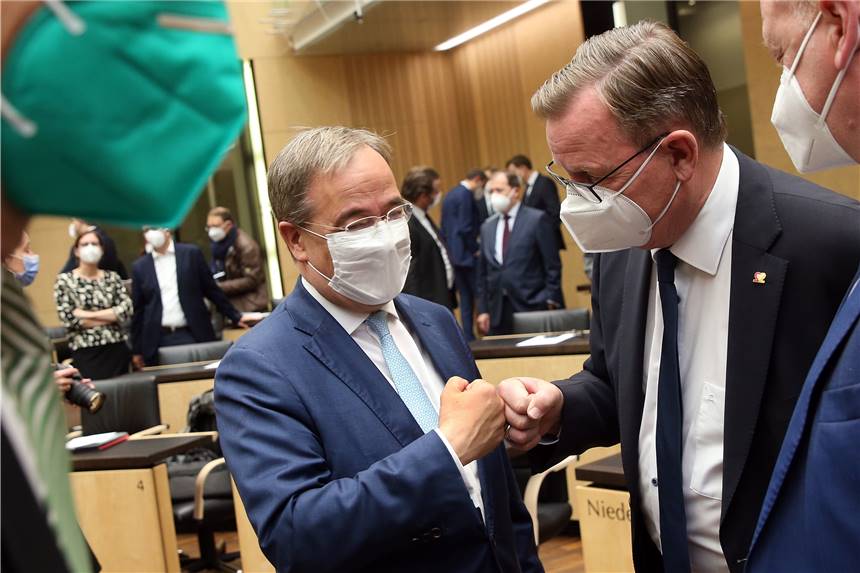 Erneuerung der CDU: Rufe nach Mitgliederbefragung werden lauter Wie stellt sich die CDU neu auf, nachdem NRW-Ministerpräsident und CDU-Chef Armin Laschet das Ticket Richtung Berlin gezogen hat? Es gibt Hinweise auf eine Mitgliederbefragung.