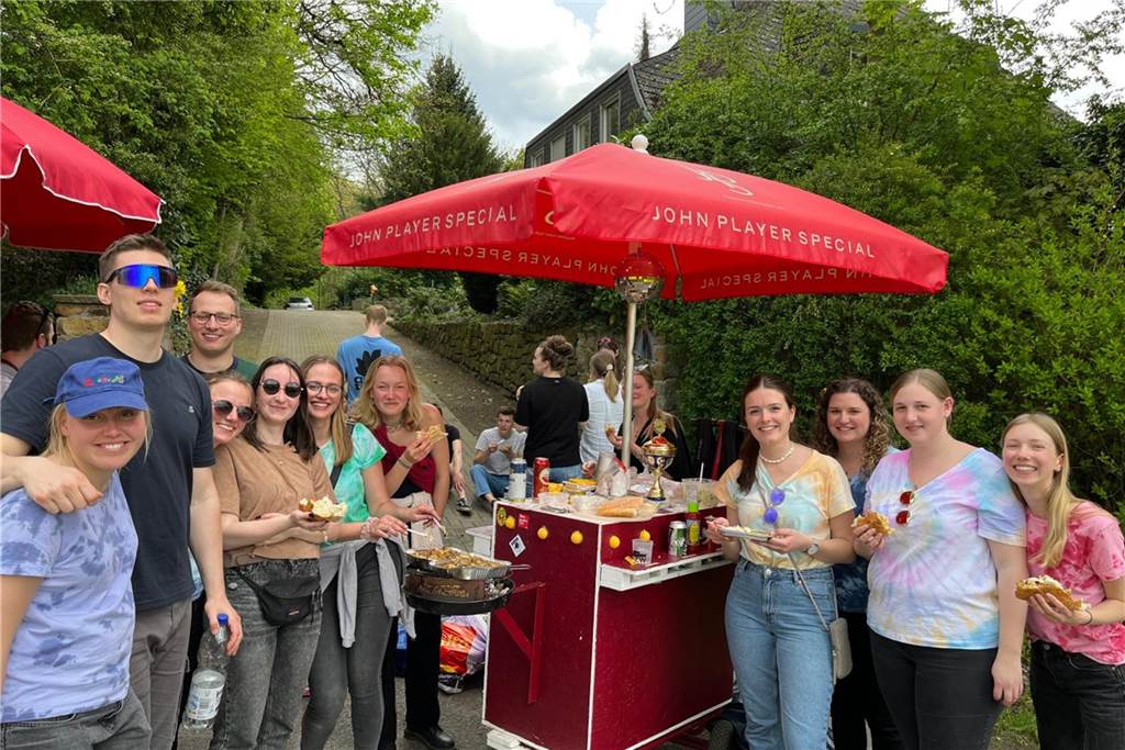 Wie versorgt man sich den Tag über mit Nahrung? Na klar, man schraubt einfach einen Grill an den Wagen.