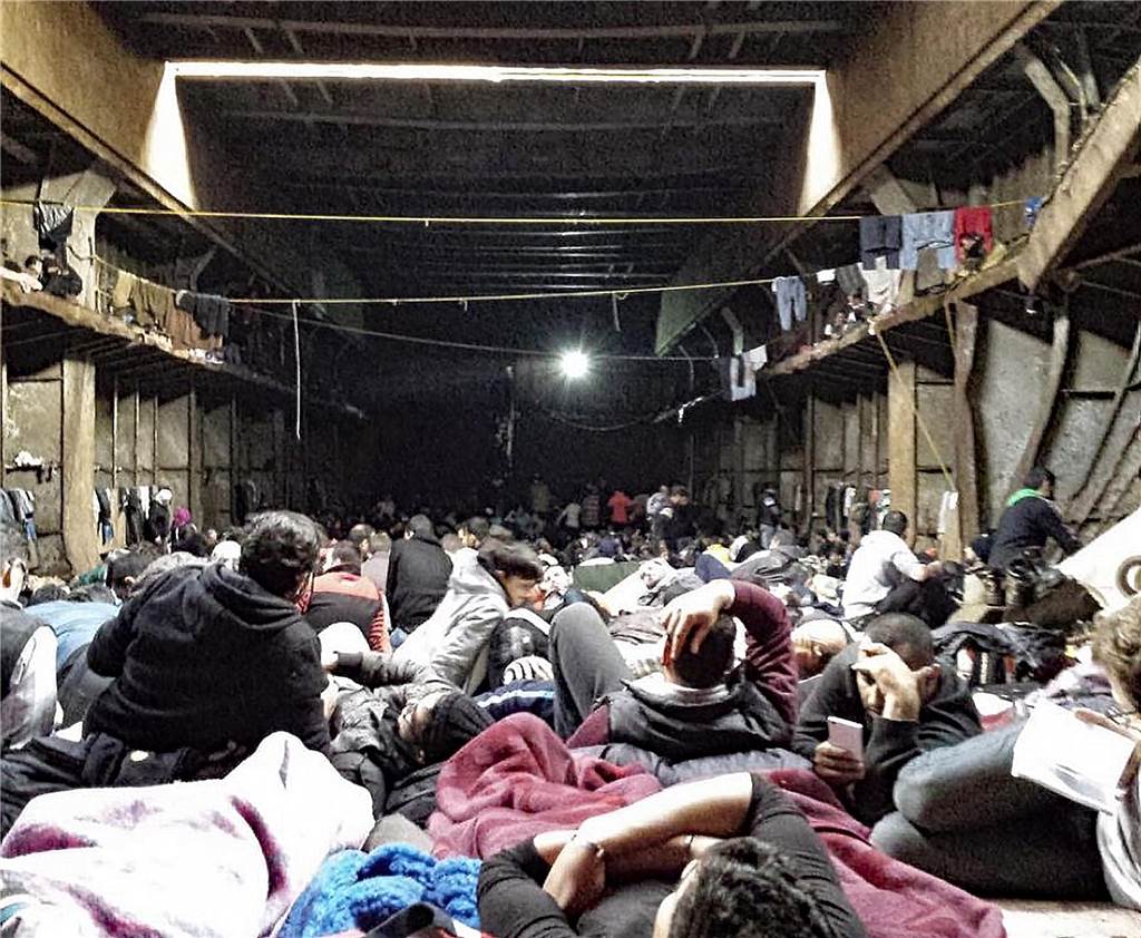 Wie Ronny Jazzaa aus Syrien „Papa Karl“ traf und Firmenchef wurde Wie Vieh unter Deck: Über 700 Menschen drängen sich auf dem Schiff. Zwei Wochen dauerte die Überfahrt.