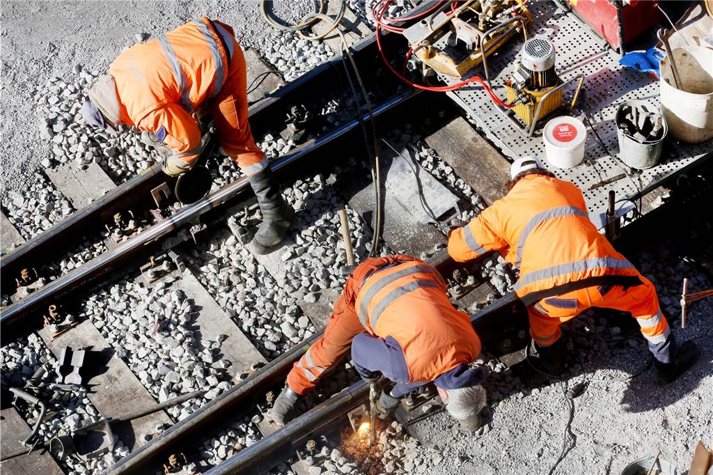 Das plant die Bahn 2023 in NRW : Neue Gleise, Bahnsteige & mehr – was Pendler wissen müssen Ein Bautrupp der Bahn repariert auf der Strecke zwischen Essen und Duisburg das Gleisbett.
