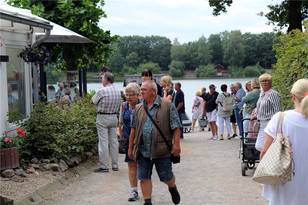 Wie viel ist die Golduhr wert? Am Sonntag (16. Juli) wurde im Angelparadies Zwillbrock eifrig geschätzt und gute Geschäfte gemacht. Zum ersten Schätz- und Ankauftag schätzen die vier Händler Julian Schmitz-Avila, Fabian Kahl und Walter Lehnertz, auch bekannt als „80 Euro Waldi“ diverse Gegenstände von Besuchern.
