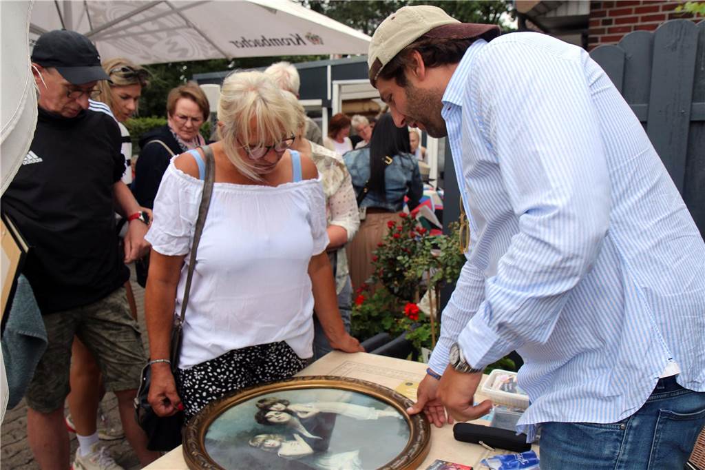 Wie viel ist die Golduhr wert? Am Sonntag (16. Juli) wurde im Angelparadies Zwillbrock eifrig geschätzt und gute Geschäfte gemacht. Zum ersten Schätz- und Ankauftag schätzen die vier Händler Julian Schmitz-Avila, Fabian Kahl und Walter Lehnertz, auch bekannt als „80 Euro Waldi“ diverse Gegenstände von Besuchern.
