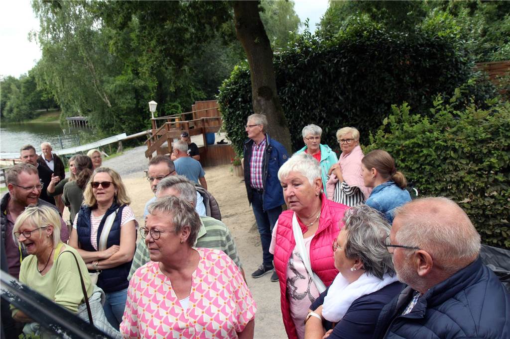Wie viel ist die Golduhr wert? Am Sonntag (16. Juli) wurde im Angelparadies Zwillbrock eifrig geschätzt und gute Geschäfte gemacht. Zum ersten Schätz- und Ankauftag schätzen die vier Händler Julian Schmitz-Avila, Fabian Kahl und Walter Lehnertz, auch bekannt als „80 Euro Waldi“ diverse Gegenstände von Besuchern.