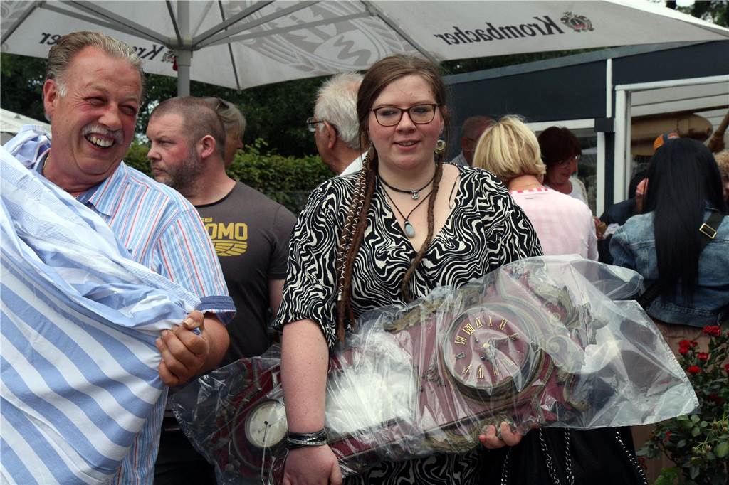 Wie viel ist die Golduhr wert? Am Sonntag (16. Juli) wurde im Angelparadies Zwillbrock eifrig geschätzt und gute Geschäfte gemacht. Zum ersten Schätz- und Ankauftag schätzen die vier Händler Julian Schmitz-Avila, Fabian Kahl und Walter Lehnertz, auch bekannt als „80 Euro Waldi“ diverse Gegenstände von Besuchern.