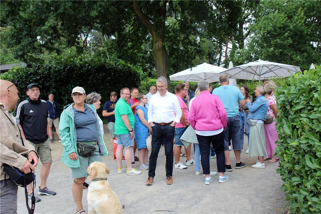 Wie viel ist die Golduhr wert? Am Sonntag (16. Juli) wurde im Angelparadies Zwillbrock eifrig geschätzt und gute Geschäfte gemacht. Zum ersten Schätz- und Ankauftag schätzen die vier Händler Julian Schmitz-Avila, Fabian Kahl und Walter Lehnertz, auch bekannt als „80 Euro Waldi“ diverse Gegenstände von Besuchern.