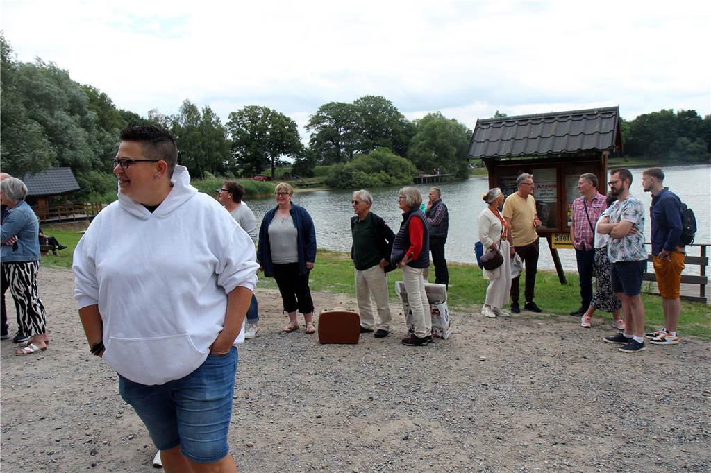 Wie viel ist die Golduhr wert? Am Sonntag (16. Juli) wurde im Angelparadies Zwillbrock eifrig geschätzt und gute Geschäfte gemacht. Zum ersten Schätz- und Ankauftag schätzen die vier Händler Julian Schmitz-Avila, Fabian Kahl und Walter Lehnertz, auch bekannt als „80 Euro Waldi“ diverse Gegenstände von Besuchern.