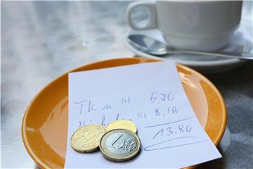 Wie viel Trinkgeld ist angemessen? Wird in einer Gruppe bezahlt, orientiert sich der einzelne bei der Höhe des Trinkgeldes meist an den anderen. Foto: Stephanie Pilick