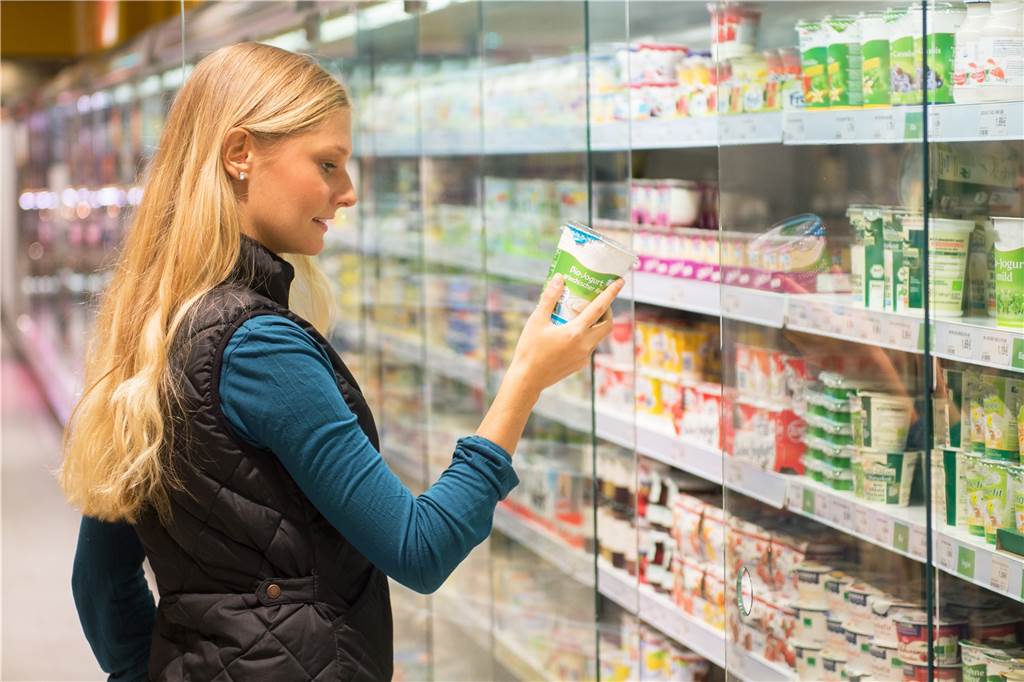 10 einfache Tricks, um Kalorien zu sparen und simpel abzunehmen Wie viele Kalorien hat das Produkt, welches ich einkaufen möchte? Auch darauf zu achten kann bereits helfen, viele Kalorien einzusparen.