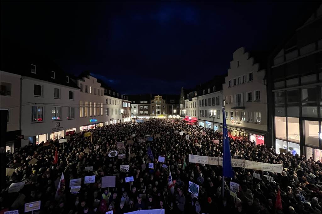 Eindrucksvolles Zeichen für Demokratie auf dem Marktplatz in Dorsten Wie voll es auf dem Marktplatz war, konnte man aus dem Alten Rathaus erkennen.