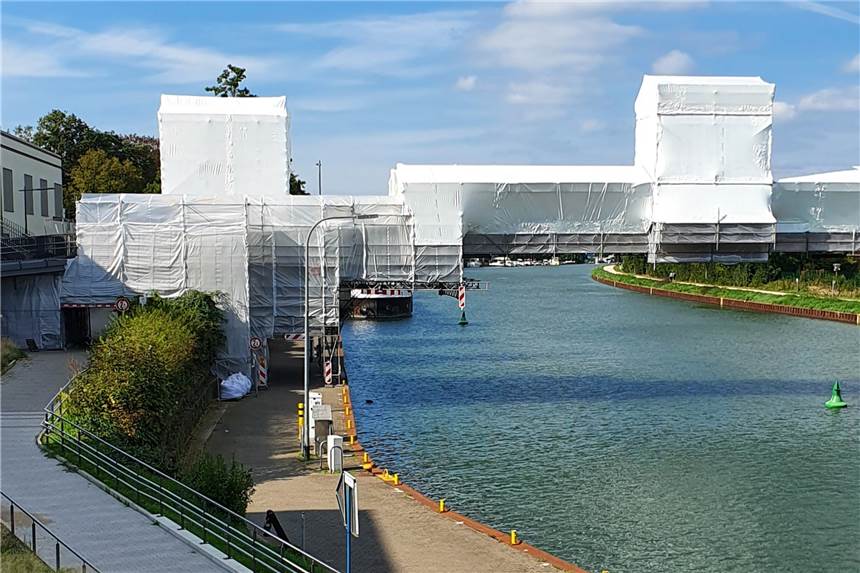 Neugestaltung der Rampenanlage zum Kanaluferweg führt zu Umleitungen Wie von Christo verhüllt, sieht zurzeit die Hochstadenbrücke aus. Sie wird frühestens im November teilweise wieder freigegeben.