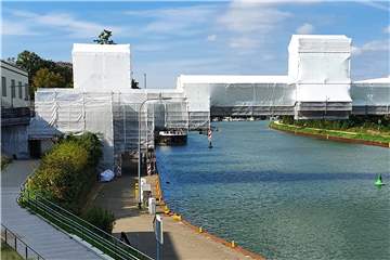 Wie von Christo verhüllt, sieht zurzeit die Hochstadenbrücke aus. Sie wird frühestens im November teilweise wieder freigegeben.