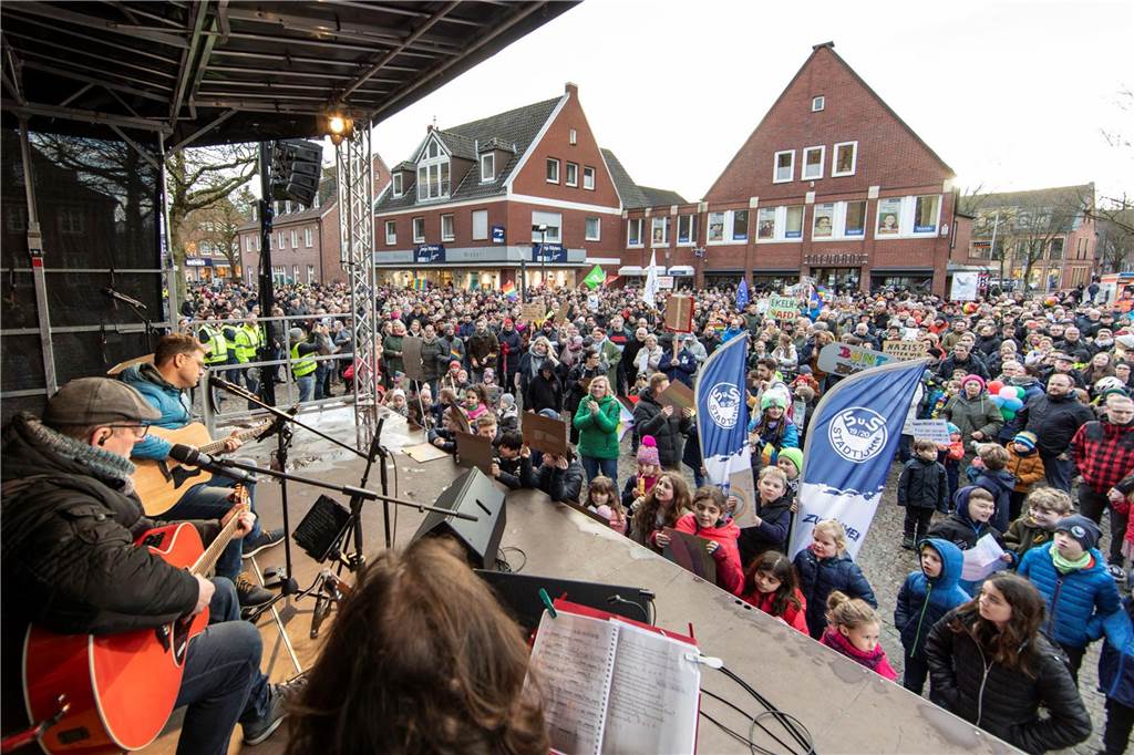 einige Musiker spielen auf der Bühne auf dem Stadtlohner Marktplatz