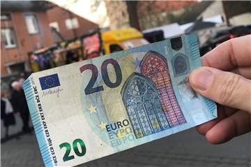 Wie weit kommen zwei Erwachsene mit 20 Euro auf dem Adventsmarkt? Und welche Angebote gibt es jenseits von Glühwein, Pommes und Co.?