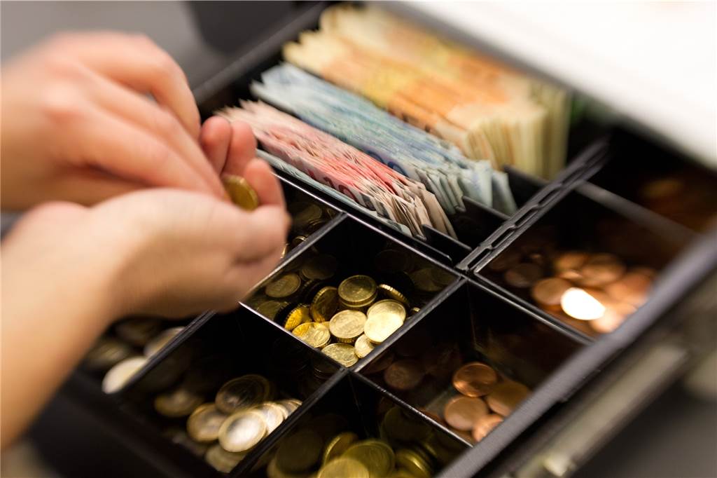 Nach Überfall auf K+K-Markt: Polizei fahndet weiter nach den Tätern Wie wie viel Geld sich im geraubten Kasseneinsatz befunden hat, dazu macht die Polizei keine Angaben.