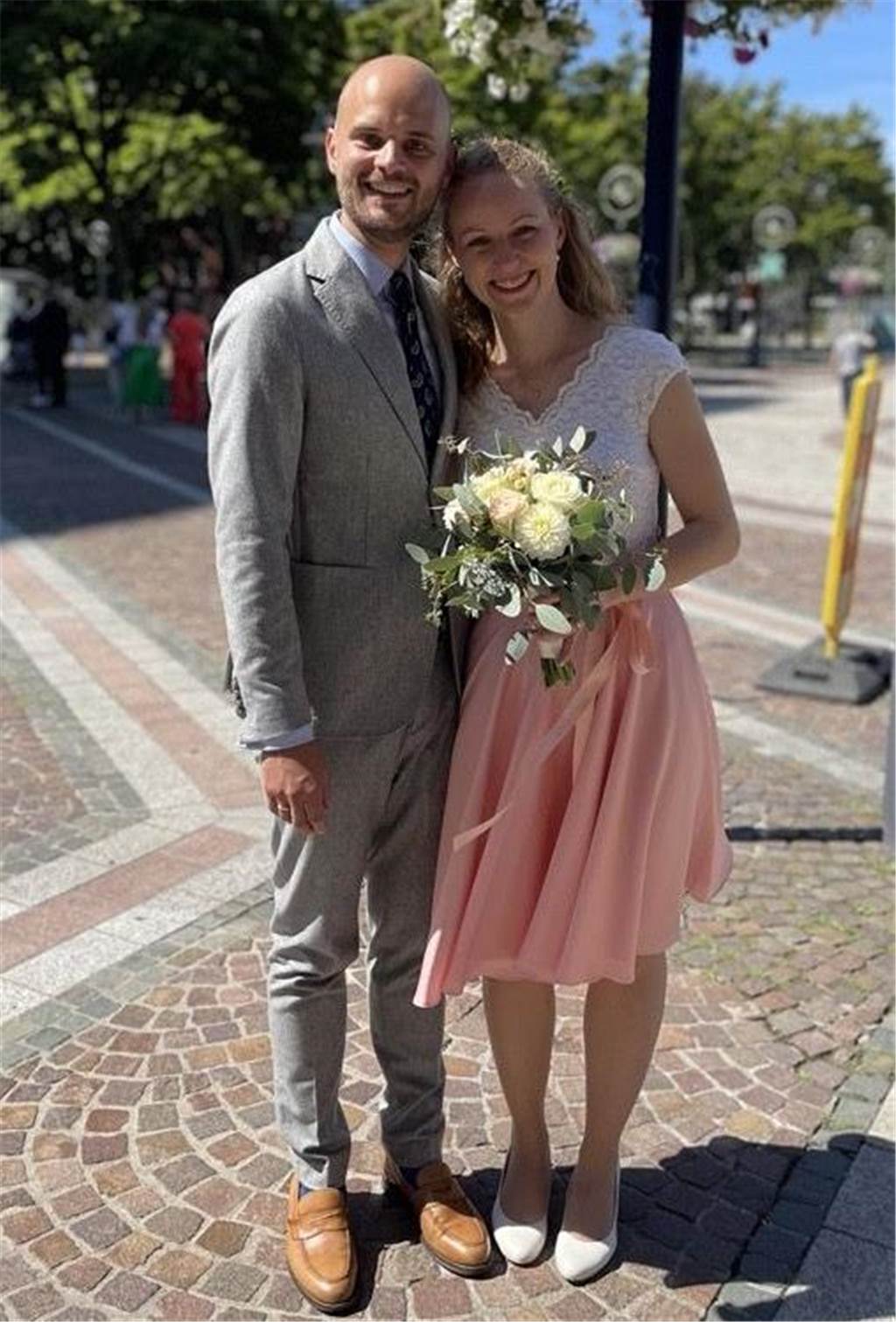 Jan und Wiebke aus Dortmund haben geheiratet Wiebke Peper trägt ein Kleid in Rosa zu ihrer Hochzeit in Dortmund.