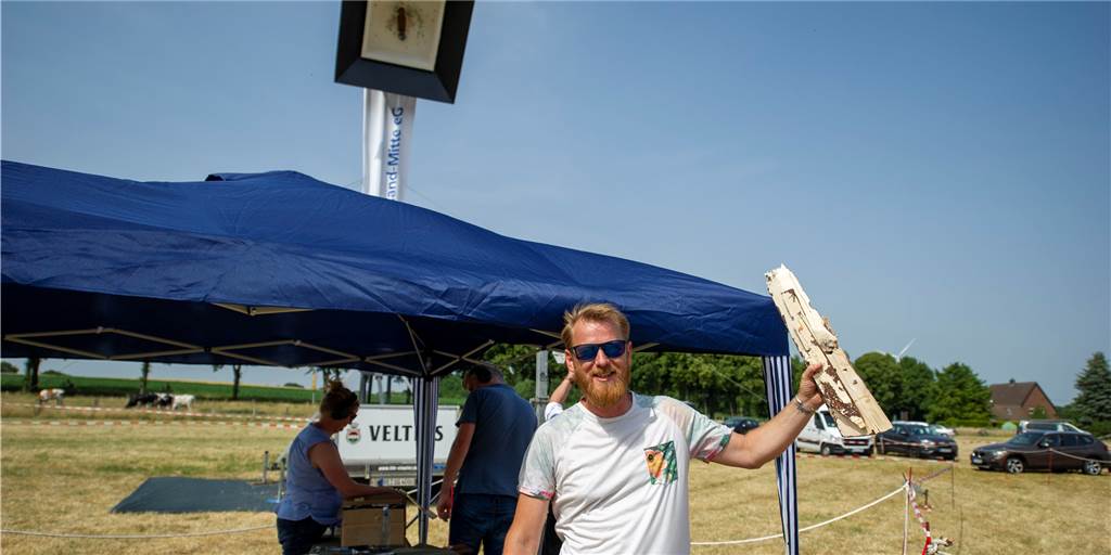 Wieder ein Stück des Schützenvogels zerlegt: André Stegemann hat einen dicken Brocken herunterholen können.
