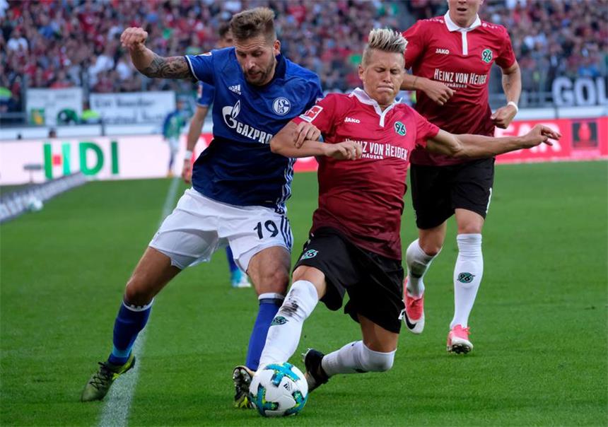 Personallage auf Schalke entspannt sich ein wenig Wieder fit: Schalke-Stürmer Guido Burgstaller (l.).