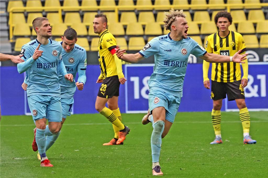 BVB-U23 steckt tief im Abstiegskampf: Sechste Pleite in Serie gegen Wehen Wiesbaden Benedict Hollerbach bejubelt sein Tor.