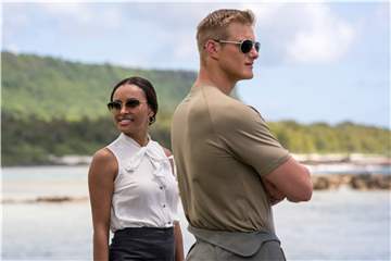 Wieder hat der Captain (Alexander Ludwig) die Inselbesucherin Erica (Kat Graham) zum Strand gelotst.