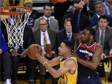 Wieder hat Stephen Curry den Weg zum Korb gefunden, auch John Wallist zu spät dran. Foto: John G. Mabanglo