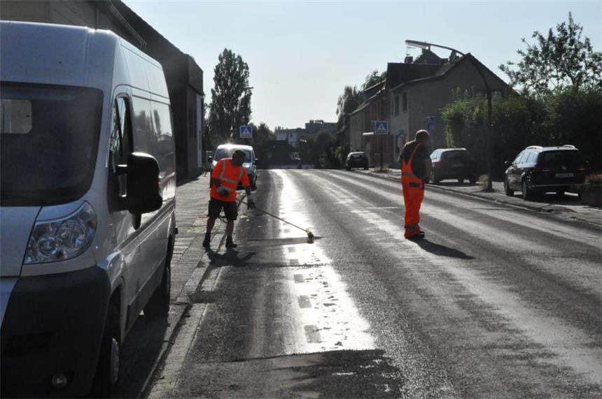 Asphalt der Cottenburgstraße ist wieder Matsche Wieder ist der Asphalt der Cottenburgstraße wegen großer Hitze geschmolzen. Diesmal sind die Schäden so groß wie nie zuvor.