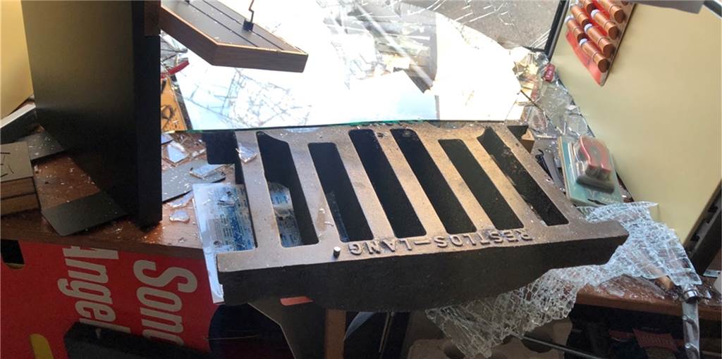 Einbruch bei Knümann: Täter werfen gleichen Gullideckel durch Scheibe Wieder liegt der Gullideckel im Schaufenster des Geschäfts Knümann an der Ludgeristraße in der Selmer Altstadt. Christian Reuter hat den Schaden am Donnerstagmorgen dokumentiert, bevor die Polizei kam.