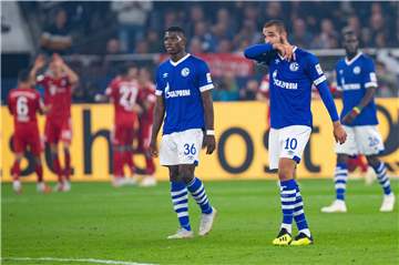 Wieder nichts: Auch nach dem Spiel gegen die Bayern steht Schalke mit Breel Embolo (l.) und Nabil Bentaleb ohne Punkte da.