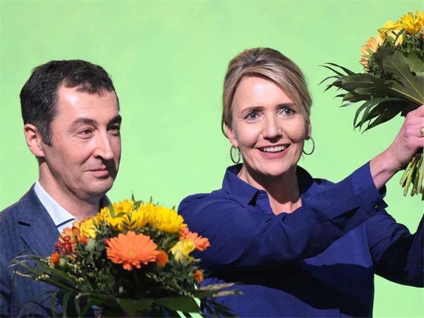 Peter und Özdemir als Grünen-Parteichefs wiedergewählt Wiedergewählt: Die Grünen-Doppelspitze Simone Peter und Cem Özdemir beim Bundesparteitag. Foto: Rainer Jensen