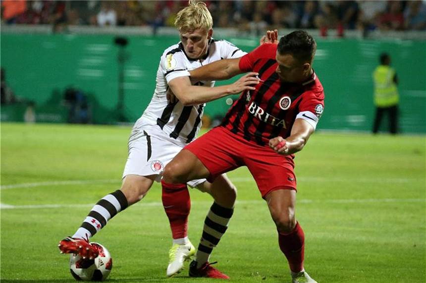 Pokal-K.o. für St. Pauli bei Wehen Wiesbaden Wiesbadens Sebastian Mrowca (r) beim Duell mit Paulis Mats Möller Daehli. Foto: Hasan Bratic