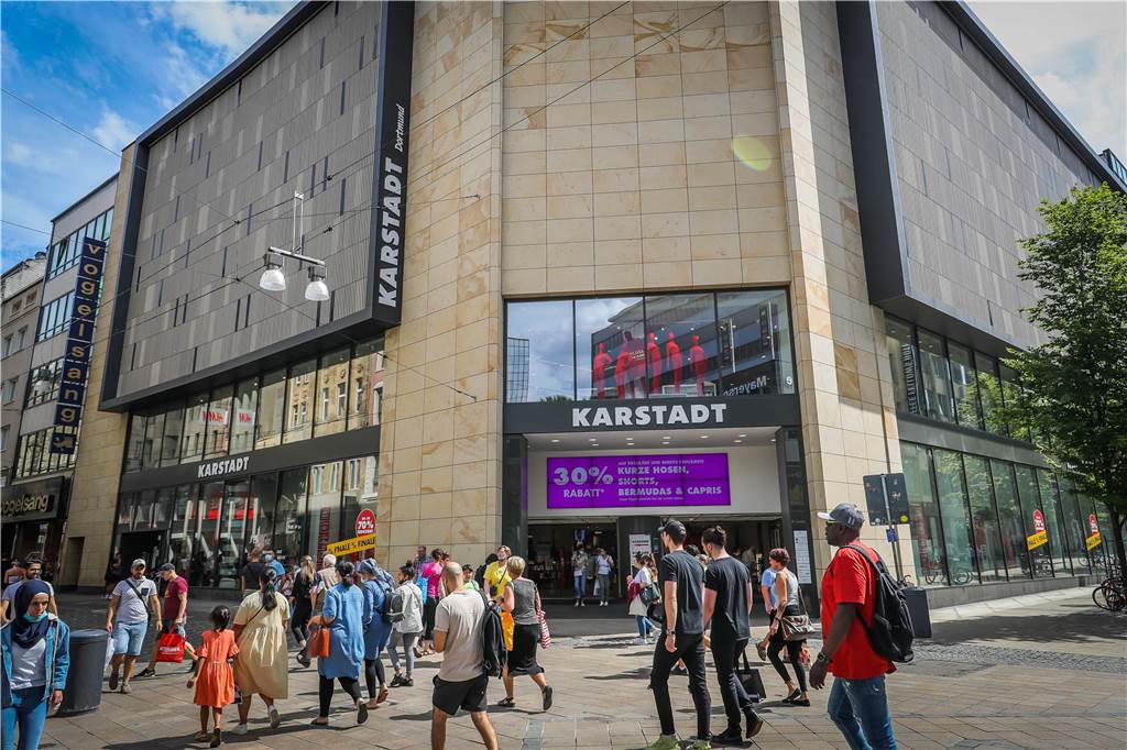Dortmund bangt monatelang um Karstadt: Rettung kurz vor Toresschluss Wieviel Zukunft steckt noch im Warenhaus-Konzept? Längst nicht jeder ist überzeugt, dass Karstadt bei einem "Weiter-So" langfristig eine Überlebenschance hat.