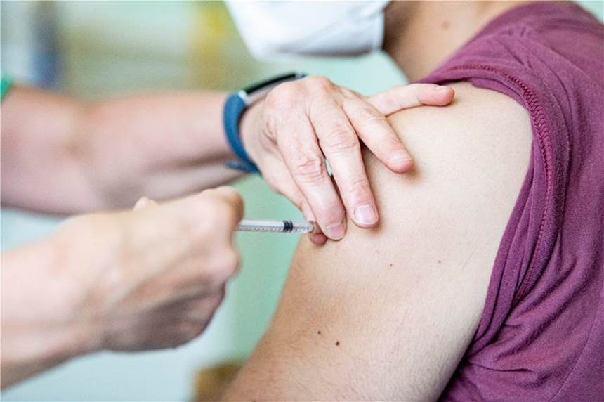 Was Sie über eine dritte Corona-Impfung wissen müssen Wieviele Antikörper braucht man, um gut geschützt zu sein? Es gibt bisher keinen definierten Schwellenwert, der aussagen könnte, ob jemand immun oder vor einem schweren Verlauf geschützt ist. Foto: Fabian Sommer/dpa