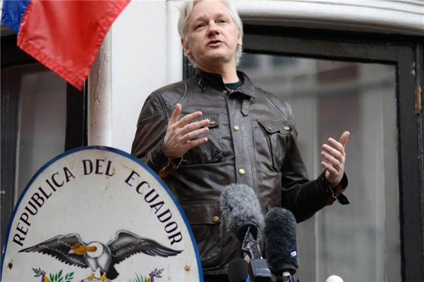 Russland-Affäre: Assange zu Aussage bereit Wikileaks-Gründer Julian Assange steht während einer Rede auf dem Balkon der Botschaft von Ecuador. Foto: Constantin Eckner/Archiv