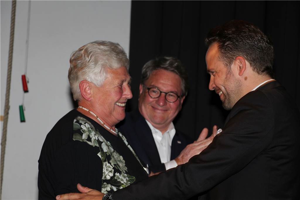 30 Jahre Wikult Selm: Wo Wirtschaft und Kultur eine Symbiose bilden Wikult-Chef Helmut Jahnke (Mitte) mit zwei der Wirtschafts- und Kulturpreisträger, die der Wikult kürt: Elisabeth vom Hofe und Christoph Tiemann.