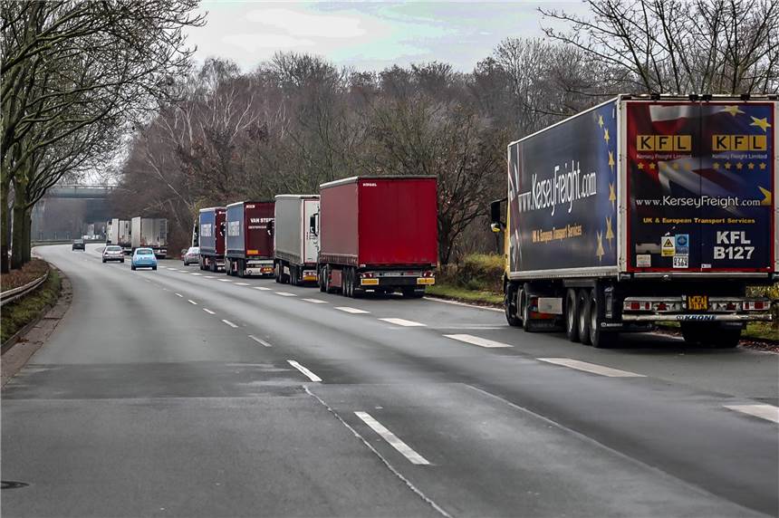 Wild parkenden Lkw auf dem Standstreifen sorgen an der Brackeler Straße für Probleme.