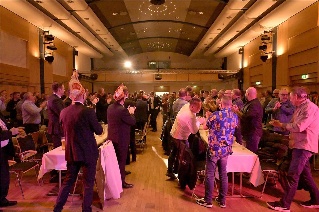 Wild wurde gefeiert bei der Herrensitzung am Freitagabend im Kolpingsaal. Über 300 Männer brachten beste Stimmung mit. Wir waren mit der Kamera dabei.