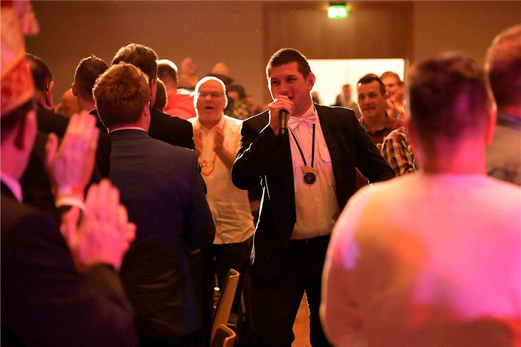 Wild wurde gefeiert bei der Herrensitzung am Freitagabend im Kolpingsaal. Über 300 Männer brachten beste Stimmung mit. Wir waren mit der Kamera dabei.