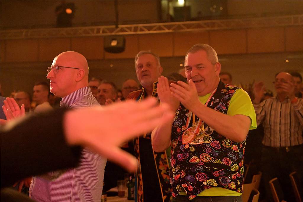 Wild wurde gefeiert bei der Herrensitzung am Freitagabend im Kolpingsaal. Über 300 Männer brachten beste Stimmung mit. Wir waren mit der Kamera dabei.
