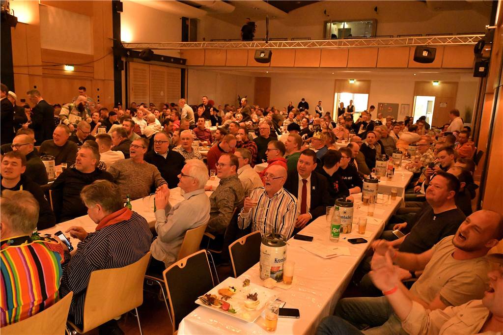 Wild wurde gefeiert bei der Herrensitzung am Freitagabend im Kolpingsaal. Über 300 Männer brachten beste Stimmung mit. Wir waren mit der Kamera dabei.