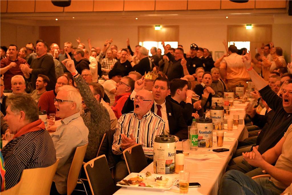 Wild wurde gefeiert bei der Herrensitzung am Freitagabend im Kolpingsaal. Über 300 Männer brachten beste Stimmung mit. Wir waren mit der Kamera dabei.