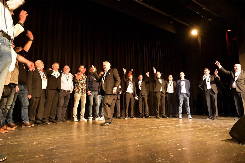 Wild wurde gefeiert bei der Herrensitzung am Freitagabend im Kolpingsaal. Über 300 Männer brachten beste Stimmung mit. Wir waren mit der Kamera dabei.