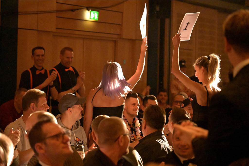 Wild wurde gefeiert bei der Herrensitzung am Freitagabend im Kolpingsaal. Über 300 Männer brachten beste Stimmung mit. Wir waren mit der Kamera dabei.