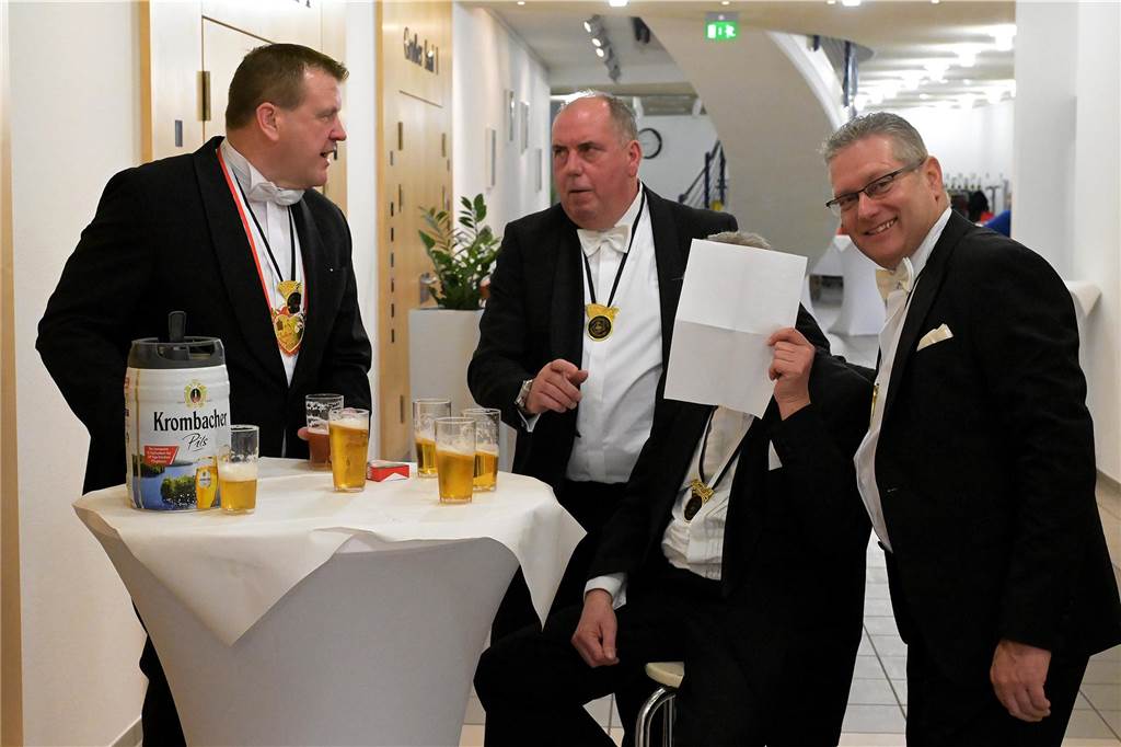 Wild wurde gefeiert bei der Herrensitzung am Freitagabend im Kolpingsaal. Über 300 Männer brachten beste Stimmung mit. Wir waren mit der Kamera dabei.