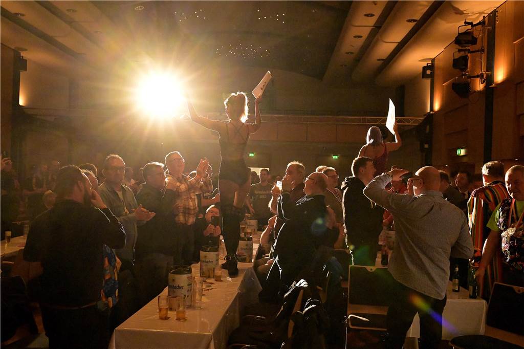Wild wurde gefeiert bei der Herrensitzung am Freitagabend im Kolpingsaal. Über 300 Männer brachten beste Stimmung mit. Wir waren mit der Kamera dabei.