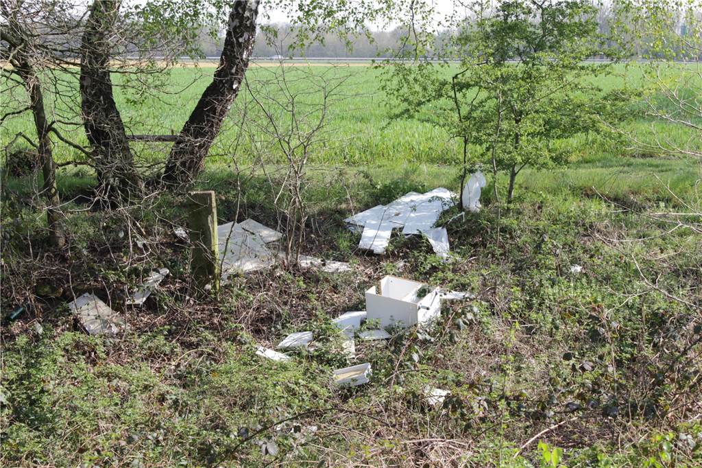 Enthemmung wächst - Dorstener kippen immer mehr Müll in die Landschaft Wilde Müllkippe in der Gälkenheide