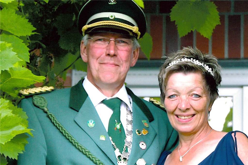 Wilfried Evers errang 2015 die Königswürde. Zu seiner Königin wählte er Sabine Overbeck. Zum ersten Mal hatte der Schützenverein am Freitagabend vor dem Königsschießen ein zünftiges Maibaumfest gefeiert: mit bayerischer Musik. 